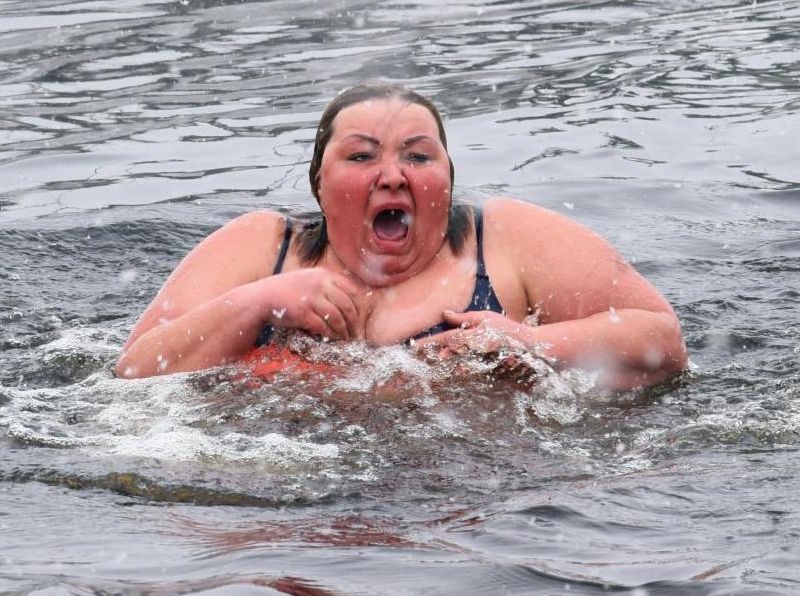 Толстозадая жена залазит в воду фото