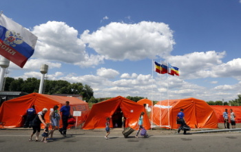 Беженцы из Донбасса, прибывающие в Россию, на КПП "Новошахтинск"