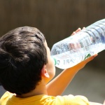 Учёные: вода в пластиковых бутылках вызывает ожирение