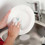Почему в гостях нельзя мыть посуду
