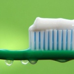Чем опасна зубная паста