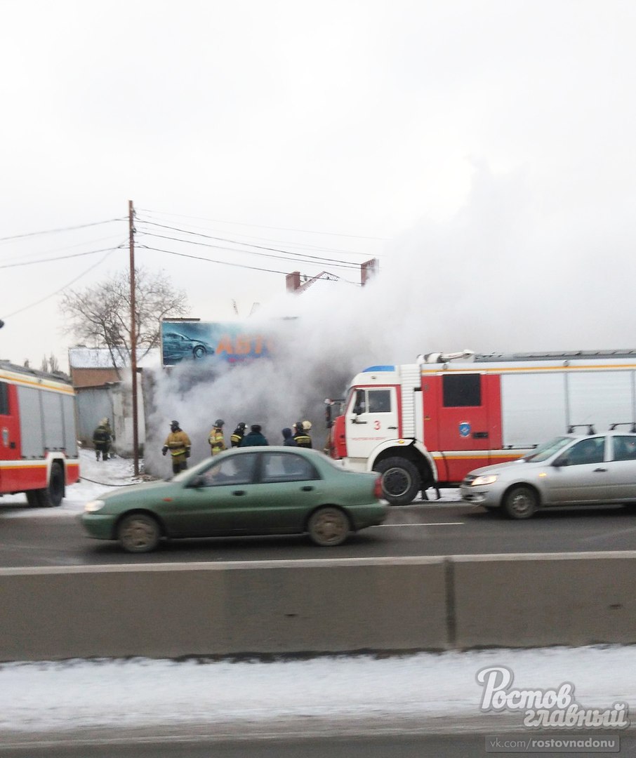 В Ростове в пожаре в автосервисе умер человек