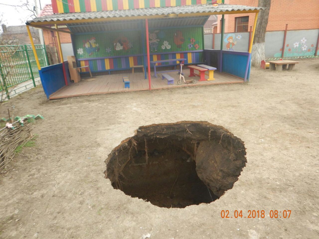 Часть детского сада в Таганроге поглотила огромная яма
