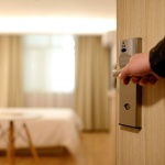 Изнасилование россиянок в заграничных отелях: как гостиницы покрывают преступников и как защититься