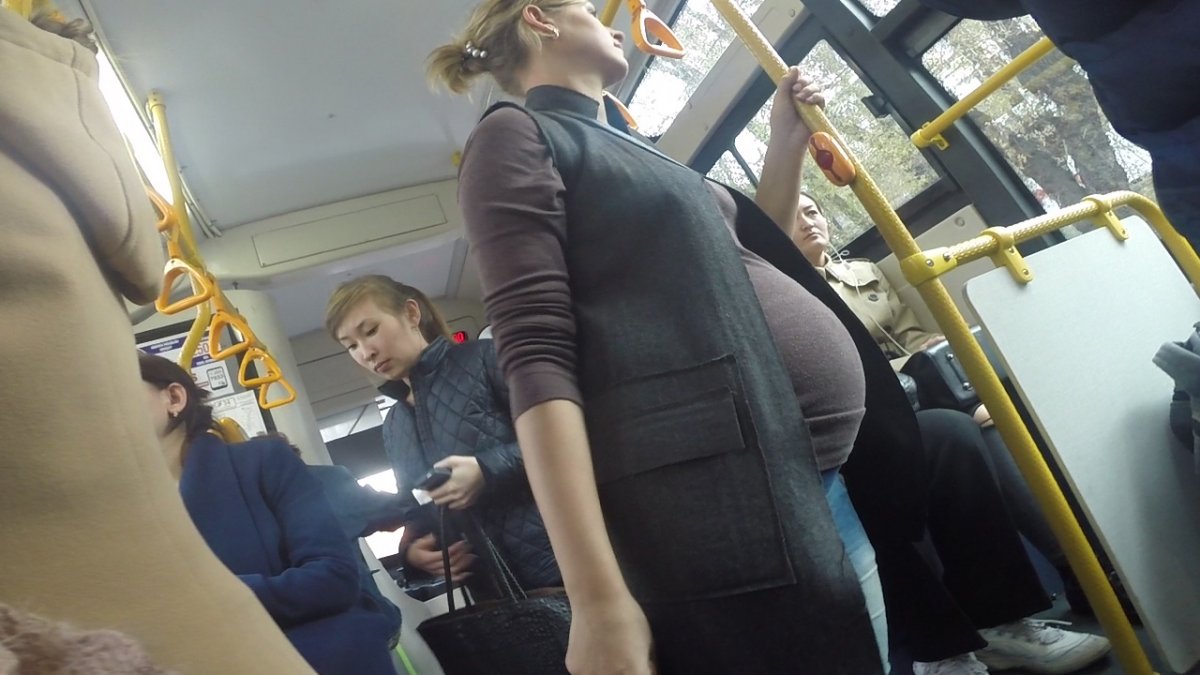 Тетка в автобусе. Девушки в общественном транспорте. Трогает в общественном транспорте.