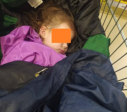 Женщина подбросила трёхлетнюю девочку в магазин в Краснодаре