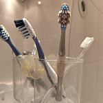 Зубные щетки могут содержать бактерии из фекалий